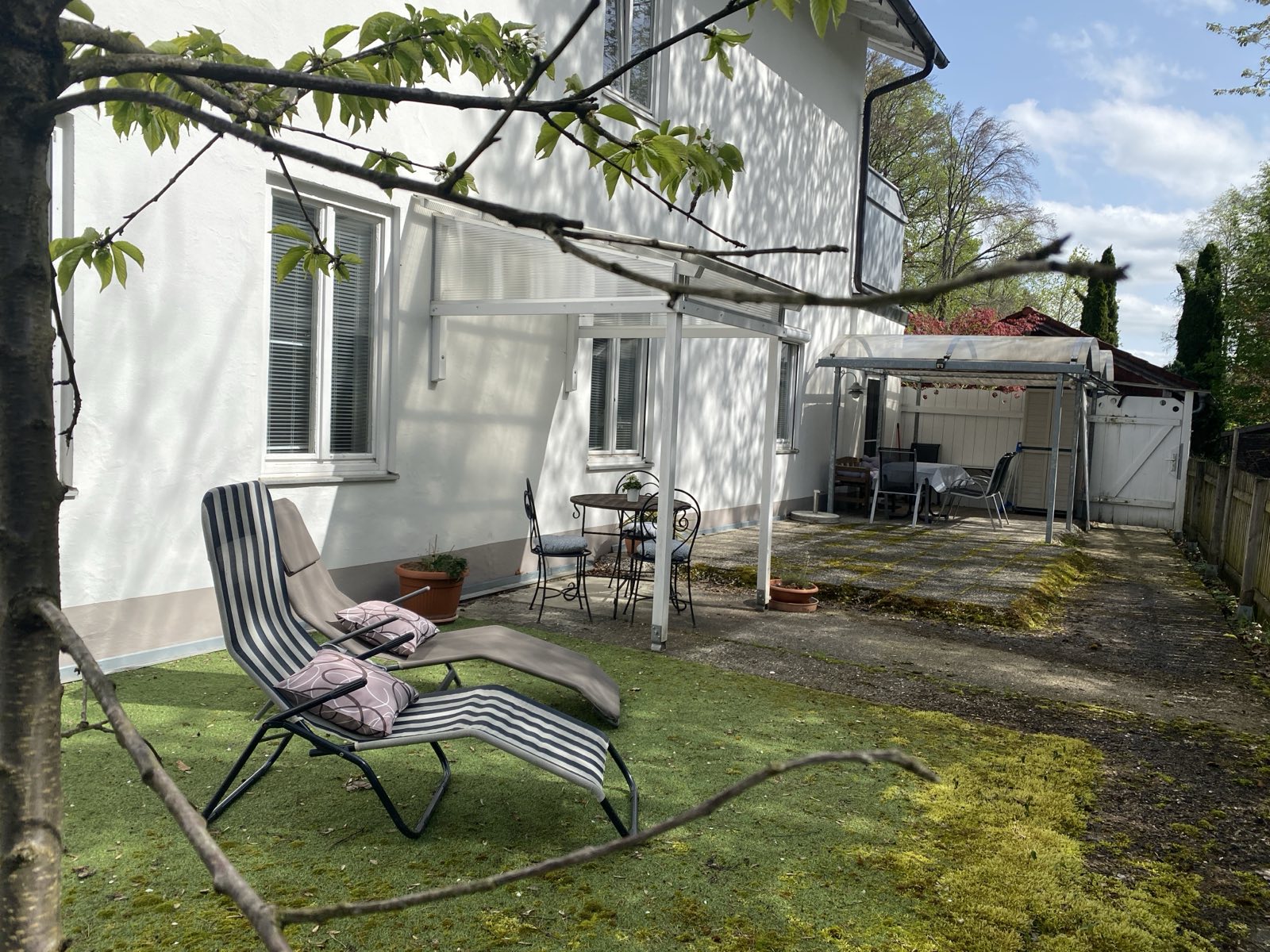 Terrasse und Außenbereich vor der Gartenhütte