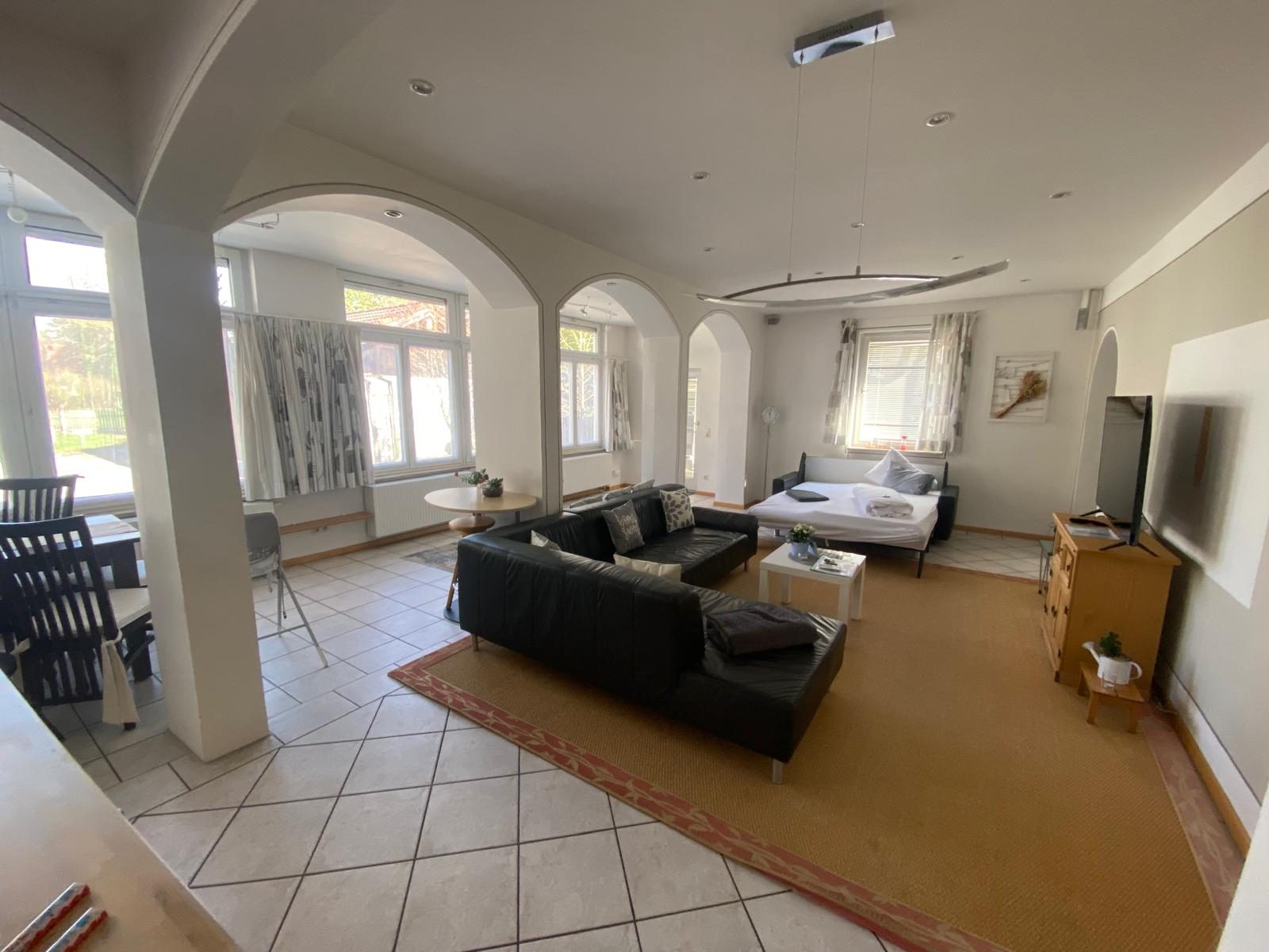 Küche mit Blick zum Wohnzimmer
