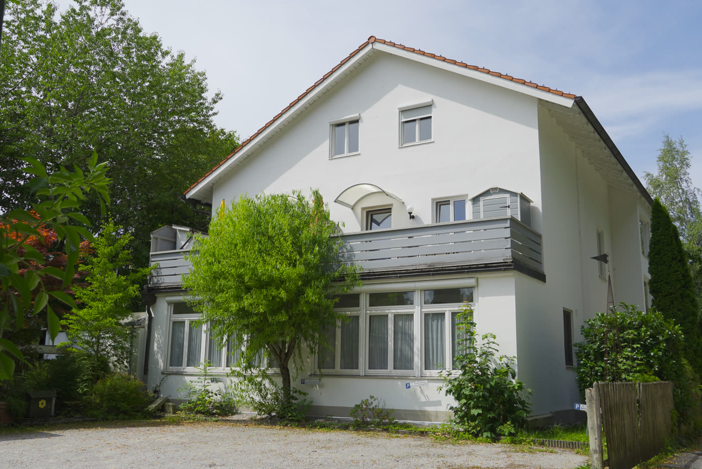 Balkon und Parkplatz am Haus Franziskanergarten