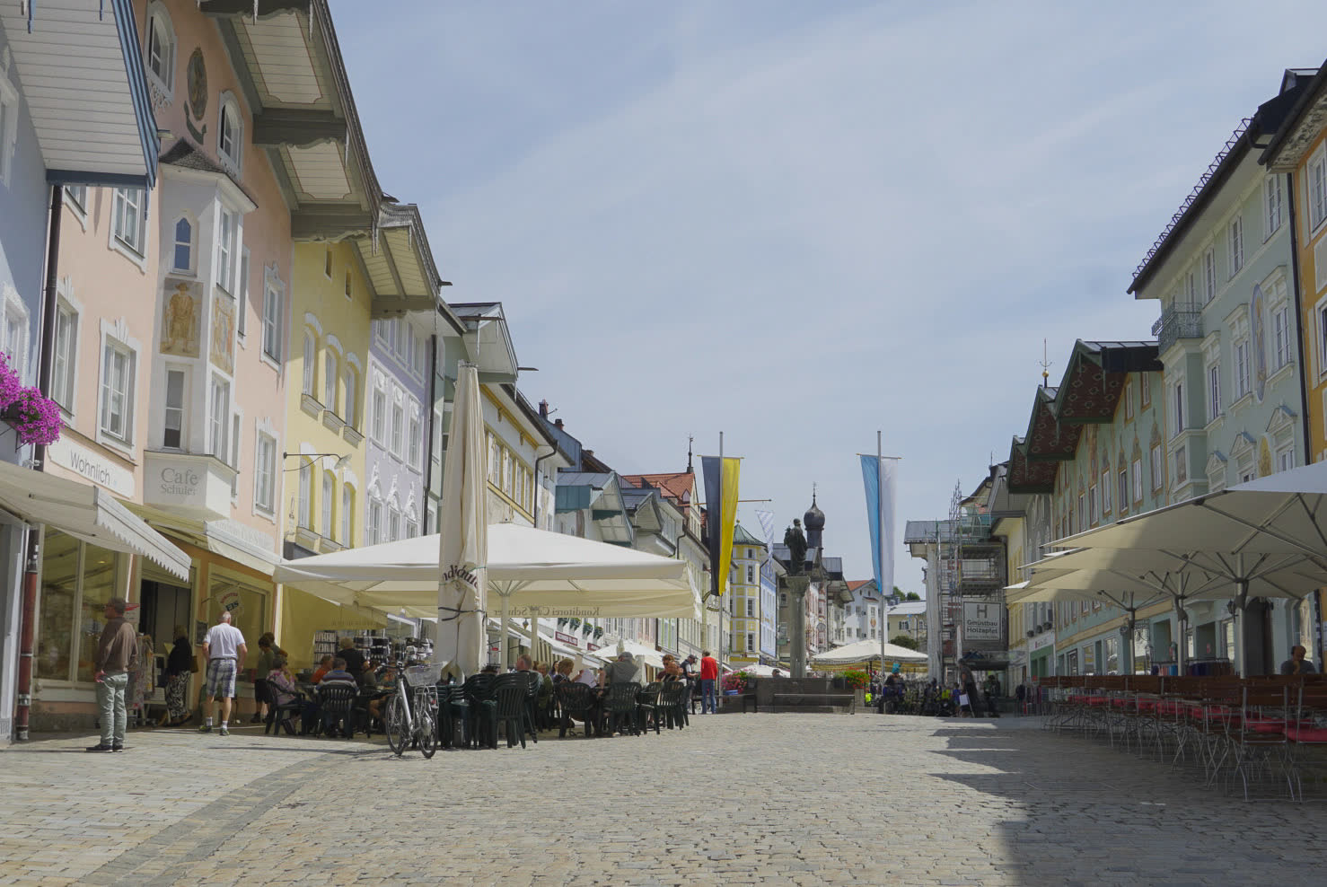 Marktstraße Bad Tölz mit historischen Häuserfassaden