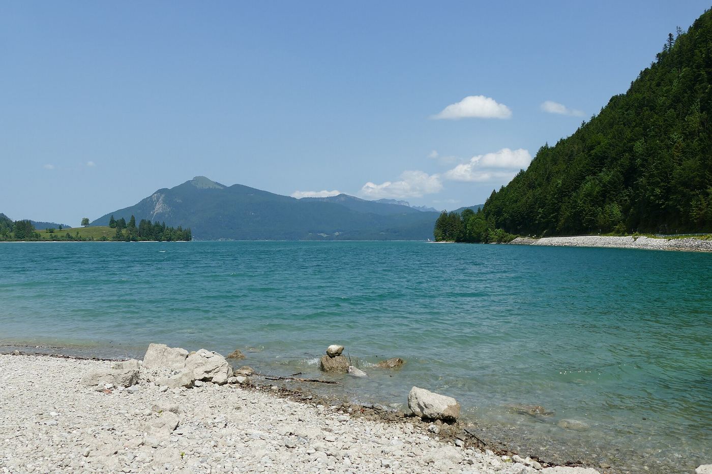 Blick vom Südufer des Walchensees auf den Jochberg