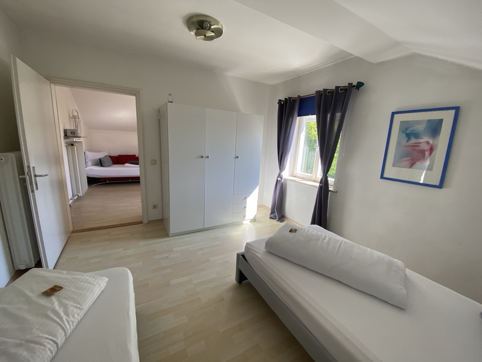 Schlafzimmer mit Blick zum Wohnzimmer