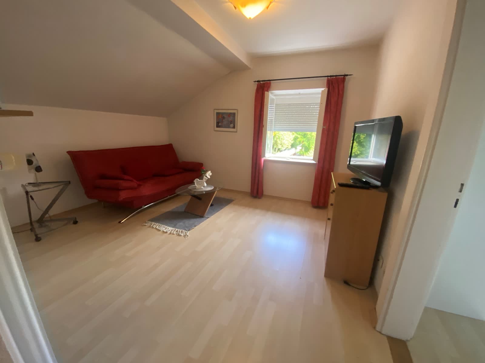 Ferienwohnung Jochberg - Wohnzimmer mit Naturholzmöbeln in Bad Tölz
