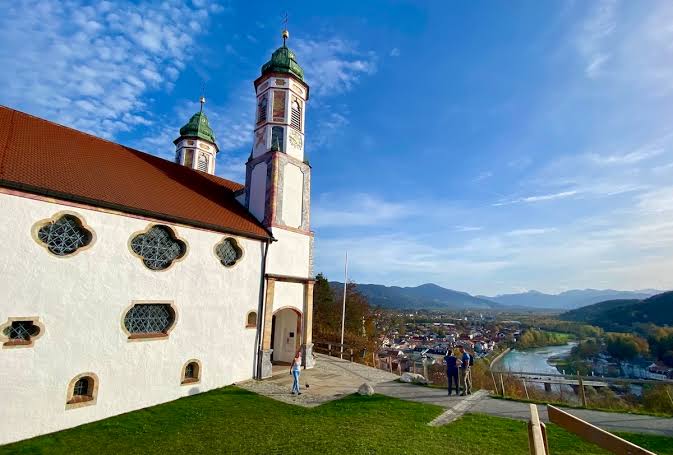 Kalvarienbergkirche Bad Tölz mit Blick über die Isar